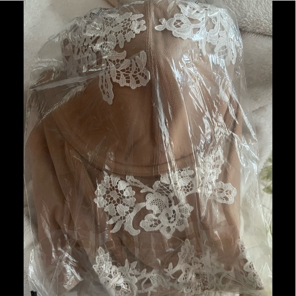 Victoria’s Secret Lightly-Lined Long Line Bustier The colour is coconut white - Picture 6 of 7